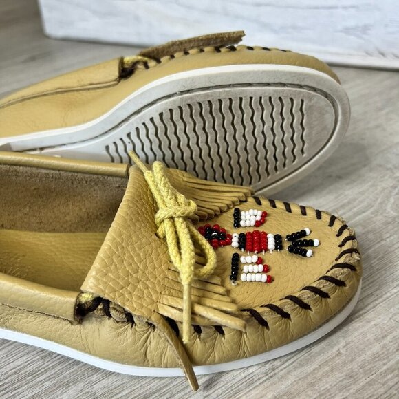 Minnetonka Moccasins Womens Size 7 Beige Beaded Thunderbirds Bow Flats Natural - Picture 10 of 14